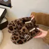 Pantuflas de felpa para exteriores con hebilla, medias pantuflas caseras estilo coreano, pantuflas cerradas peludas para mujer, casuales y sencillas para el uso diario en otoño e invierno, suaves y esponjosas