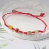 Pulsera de hilo rojo de moda para el Año de la Oveja, con un pequeño amuleto de oveja y un diseño similar al jade, con cierre de cordón ajustable, perfecta para el Año Nuevo. Disponible al por mayor