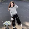 Conjunto de cárdigan a cuadros de bloques de color para niña y pantalones anchos de retazos a cuadros casuales de moda para temporada de primavera y otoño