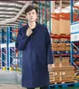 Fábrica de vestuário masculino e feminino com roupão azul fornece roupão à prova de poeira de peça única, bordado com estampa, roupão de proteção do trabalho