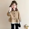 Casaco Trench Coat Feminino Primavera e Outono 2026 Novo Estilo Infantil Gola Reversível Color Blocking Peça de Exterior Bebê com Acabamento em Renda Roupa de Primavera