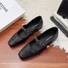 Sapatos femininos prateados pontudos de estilo francês, novo modelo primavera-verão 2026, sapatos Mary Jane de couro de salto baixo para combinar com saias