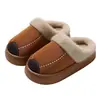 Pantuflas de algodón cerradas de felpa para mujer en invierno, anticolisión, suela gruesa, cálidas, pantuflas de algodón antideslizantes para el hogar de hombre, estilo de hombre al por mayor