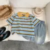 POLO Manga Curta Infantil 2026 Verão Novo Estilo Camiseta Listrada com Gola Dobrável para Meninos Versátil Bebê Color-blocking Casual