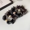 Elástico de cabelo xadrez com pérolas vintage, único e versátil, adequado para rabos de cavalo e coques, acessório de cabelo elegante