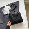 Bolso de hombro coreano Xiaozhong para mujer, bolso de hombro informal de moda, bolso de cubo portátil combinable de verano 2024
