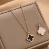 Agita la misma cadena de clavícula de acero de titanio de trébol de cuatro hojas blanco y negro Joker collar que no se decolora joyería simple de moda para mujer al por mayor