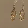 Brincos Vintage Estilo Francês de Luxo Leve Cor Champagne Cravejados com Diamantes, Brilhantes Longos em Formato de Gota para Festas, de Alta Qualidade e Elegantes
