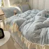 Juego de ropa de cama de cuatro piezas estilo ins girly, clase A, terciopelo de leche, para otoño e invierno, funda de edredón de terciopelo coral texturizado engrosado con encaje, juego de tres piezas