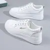 Zapatillas blancas populares para mujer, nuevo modelo 2026, ligeras, transpirables, adecuadas para verano y otoño, superficie de malla, versátiles, suela gruesa, zapatos deportivos antideslizantes