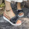 Sandálias Casuais Femininas 2025 Verão Novo Estilo Bico Aberto Tamanho Grande Fivela de Laço Salto Anabela Solado Grosso