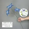 Flor de lirio simulada en 3D de tres cabezas, adecuada para arreglos florales caseros, decoraciones de bodas, paisajismo y como accesorio para sesiones de fotos de bodas.