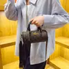 El nuevo bolso de hombro cruzado Lacey20 de Koujia es un bolso cilíndrico estilo Boston retro y moderno de cuero revestido con un portalápices.