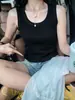 Regata canelada rosa claro justa e delicada para mulheres, simples para o verão, decote U, alças largas, modelagem que afina, top camisola versátil