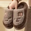 Chinelos moldados em plástico em formato de ovo com pelo sintético de coelho e solas de EVA na cor correspondente