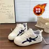 Tênis de treino alemão de sola grossa feminino, novo modelo de verão 2026, estilo Hong Kong, sapatos casuais brancos versáteis de nicho, tênis esportivos respiráveis
