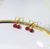 Pendientes de Plata de Ley S925 Chapada con Lazo y Cerezas para Mujer, Estilo Coreano Versátil, Temperamento de Estudiante, Celebridad de Internet, Pendientes Mini Pequeños y Delicados