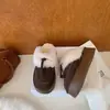 Chinelos Fechados na Ponta com Solado Grosso e Abertura Lateral para Mulheres, Novo Estilo com Franjas, de Calçar, Botas de Neve, Estilo Preguiçoso, 2026, Chinelos de Pena de Galinha Amarela