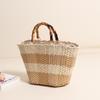 Elegante bolso cuadrado con tejido de paja. Nuevo estilo. Bolso de imitación flameado con tejido de paja. Bolso de playa para vacaciones. Bolso de mujer combinable.