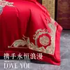 Nuevo conjunto de boda de cuatro piezas 100% algodón bordado 2026, con un diseño lujoso y elegante de algodón de fibra larga, en estilo chino tradicional y color rojo vibrante para bodas