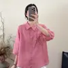 Camisa feminina de algodão e linho com gola, renda e enfeites florais tridimensionais, estilosa e elegante, mangas de três quartos, novo top artístico de verão