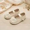 Sapatos baixos duráveis para meninas para desfiles, apresentações de palco e festas, com cabedal perolado e apliques em formato de coração, sapatos de princesa, estilo delicado