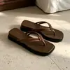 Moda de Vacaciones Estilo Coreano de Nicho para Mujer Verano Playa Costa Moda Bloques de Color Chanclas de Punta Cuadrada con Tacón de Cuña Cómodo