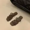 Sandalias planas cuadradas de estilo francés, zapatos de hada para uso en exteriores, nuevas sandalias de playa de verano 2026