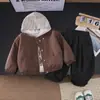 Conjunto de Roupa de Primavera para Meninos 2026 Novo Conjunto de Três Peças Jaqueta Moletom Estilo Coreano Infantil Primavera Bebê Primavera e Outono Tendência Atacado