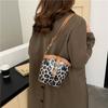 Bolso popular con estampado de leopardo de este año para mujer, bolso bandolera portátil con nuevo diseño de nicho para otoño e invierno 2024.