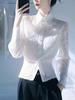 Camisa francesa de encaje de manga larga blanca de alta gama para mujer, nueva camisa sencilla que adelgaza la cintura, elegante top de primavera