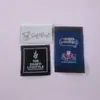 Etiquetas tejidas personalizadas de fábrica, etiquetas de lavado para ropa, accesorios, etiquetas para sombreros, etiquetas bordadas de punto de alta densidad personalizadas, etiquetas de tela