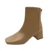 Botas de Moda Versátiles Estilo Británico Talla Grande para Mujer Invierno 2025 Nuevas Botas de Moda con Punta Cuadrada y Tacón Grueso con Cierre Trasero para Mujer Venta al por Mayor