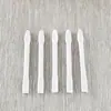 Herramientas para el cuidado de la piel de salón de belleza: cuencos de cerámica para mezclar productos, cuencos blancos sencillos, para dispensar aceites esenciales y cremas, y tazas de spa