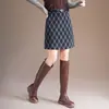 Saia de Lã Xadrez Retrô 2025 Inverno Roupa de Trabalho Slim Moda Justa ao Corpo Saia Curta Elegante para Baixinhas
