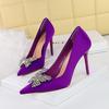 18249-K53 Zapatos de tacón alto estilo coreano para banquetes, de satén, con punta baja, con lazo de diamantes de imitación de metal, para mujer