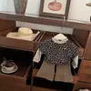 ¡Estilo CoreanoModa Pequeña Bloguera! Conjunto de camiseta de estilo coreano súper lindo para niñas, tipo dos piezas, con estampado de leopardo, y pantalones acampanados