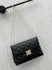 En Stock 2025 Nuevo Estilo Bolso Cuadrado Pequeño Bordado Personalizado Dulce Moda Bolso de Mujer Bolso de Hombro con Cadena de Cerradura Fabricante