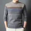 Suéter de rayas a juego para hombre, otoño e invierno 2024, nuevo jersey de punto, camisa básica, top ajustado de moda que combina con todo.
