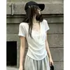 Camiseta blanca de manga corta estilo francés minimalista con cuello en U, imitación de dos piezas, para mujer, top de verano con empalme de encaje, corte ajustado