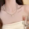 Collar de camelia con perla francesa para mujer, novedad de 2024, cadena de clavícula de alta gama con un toque de celebridad de Internet, collar de alta gama que combina con todo.