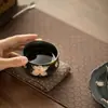 Xícara de chá de cerâmica preta pintada à mão com design simples em tinta, apresentando um motivo de lírio, xícara de cerâmica com borda dourada, copo para beber, conjunto de chá e xícara de chá Kung Fu para casa