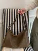 Bolsa de mão estilosa e casual com um toque único e descontraído, perfeita para o outono de 2026; uma bolsa tiracolo simples e versátil para o trabalho e o trajeto