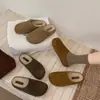 Otoño Invierno 2026 Zapatillas de Media Pantufla Cerradas con Felpa Plus para Mujer Ropa de Exterior Zuecos Perezosos Retro Mate Zapatillas Cálidas Planas de Piel