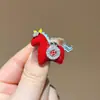 Lindo y Creativo Broche de Poni Rojo con Diseño de Goteo de Aceite, Simple y Versátil, Broche de Pin de Poni con Bolsa de Dinero de la Suerte