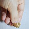Anillo para Mujer Diseño de Nicho Flores Rayadas Chapado en Oro de 18K No se Desvanece Ins Anillo de Gama Alta para Mujer Acero de Titanio No se Desvanece