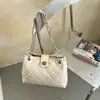 Bolso de hombro de diseño de nicho transfronterizo estilo Chanel acolchado con cadena, bolso de mano de moda para mujer, bolso tote de gran capacidad para el día a día