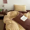 Conjunto de cuatro piezas de invierno cálido de terciopelo de leche con rayas minimalistas japonesas clase A, conjunto de tres piezas para dormitorio de estudiante, cómodo, estilo Ins