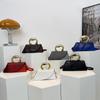 Bolso Pequeño Cuadrado de Moda con Solapa Irregular Oblicua con Patrón de Cocodrilo Diseño Estilo Occidental 2024 con Asa Dura para Hombro o Cruzado para Mujer