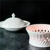 Vajilla de Cerámica en Mesas de Club de Hotel, Tazas de Vejiga de Pez, Tazas de Sopa Calentadas con Velas, Tazas de Mijo y Pepino de Mar, Tazones de Abulón y Pepino de Mar